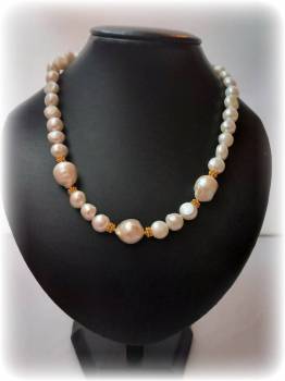 Perlenkette mit weißen Barockperlen